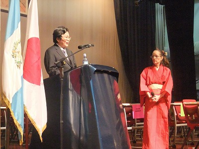 2013年12月そろばん大会 川原大使とキラさん